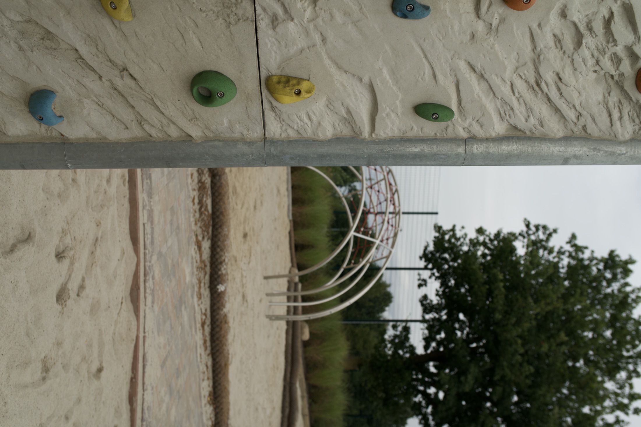 Kletterwand und Edelstahl-Kletterkuppel auf einer Spielanlage, Projekt Ahlhorn