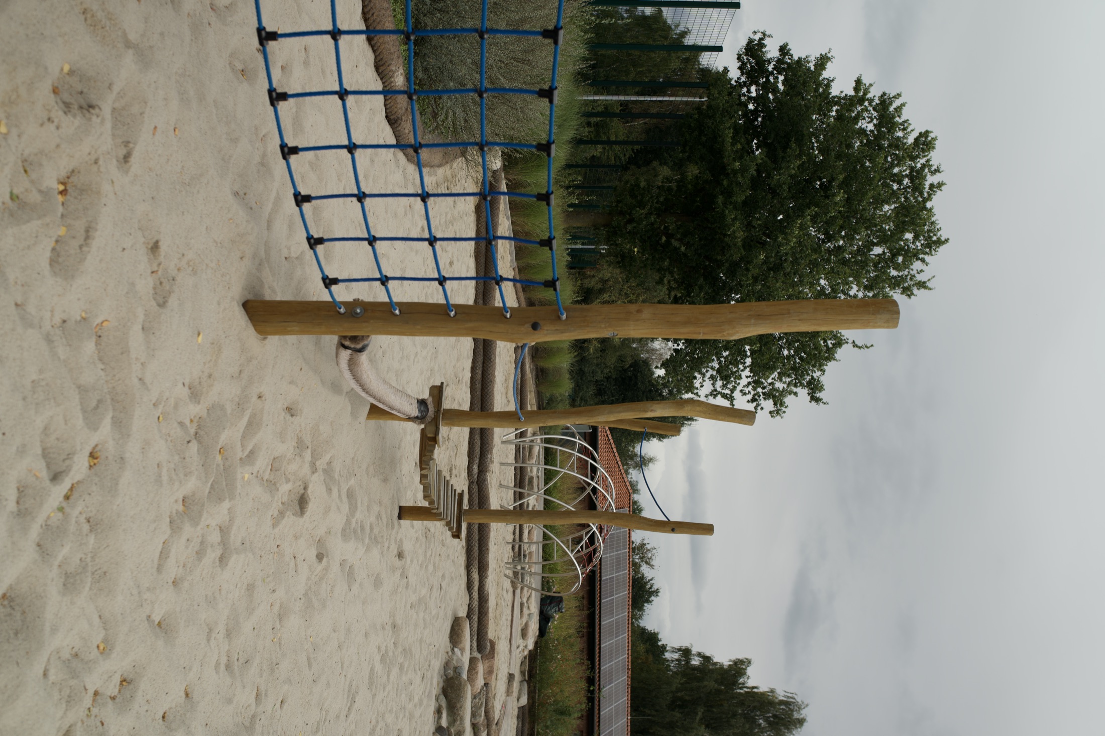Holz-Spielgeräte mit Kletternetz im Bau, Projekt Ahlhorn