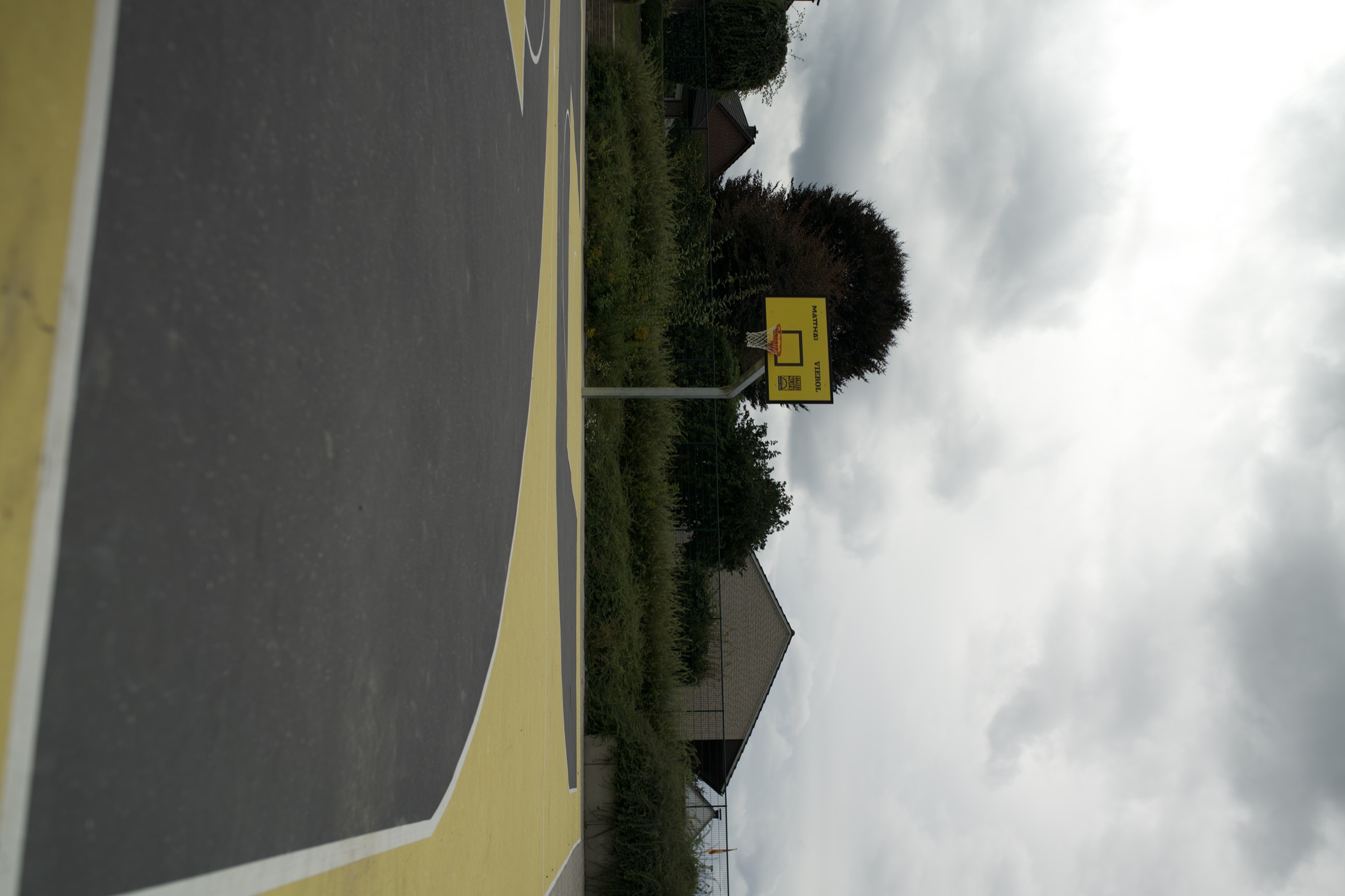 Schulhof der Realschule Wildeshausen mit Basketballfeld